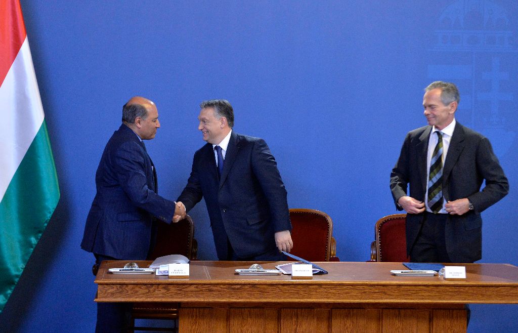 Orbán Viktor miniszterelnök (k), Suma Chakrabarti, az Európai Újjáépítési és Fejlesztési Bank (EBRD) elnöke (b) és Andreas Treichl, az osztrák Erste Group Bank AG vezérigazgatója (j) a megállapodás aláírása után az Országházban 2015. február 9-én. A kormány 2016-2017-ben jelentõsen csökkenti a bankadót, és az adónem mérséklését 2018-ban is folytatja - jelentette be a miniszterelnök. Tõkeemeléssel 15-15 százalékos tulajdonrészt szerez az Erste Bank Hungary Zrt.-ben a magyar kormány és az EBRD. MTI Fotó: Máthé Zoltán