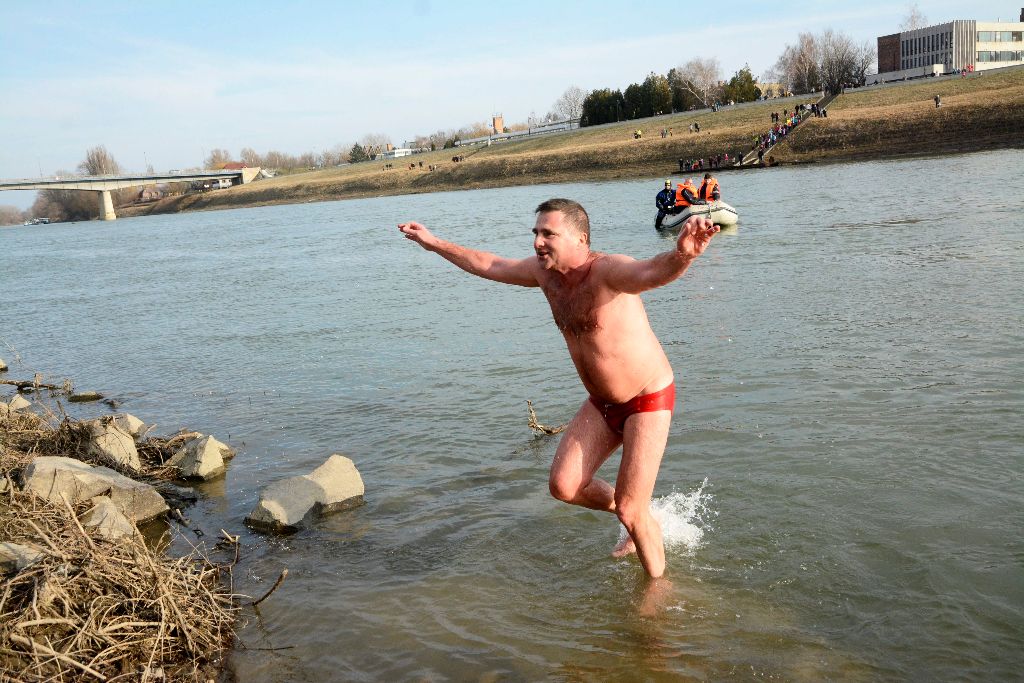 Schirilla György üdvözli a parton õt váró nézõközönségét, miután úszott az 1,5 Celsius fokos Tiszában Szolnokon 2015. február 21-én. MTI Fotó: Mészáros János