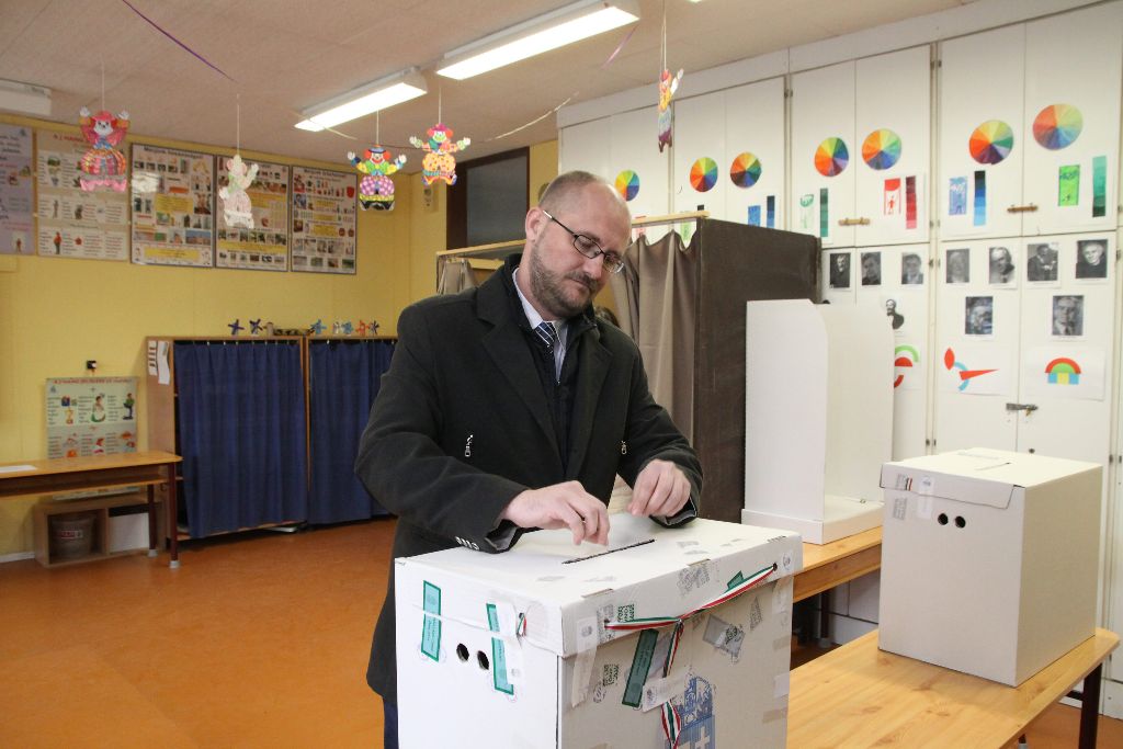 Gerstmár Ferenc, a Lehet Más a Politika (LMP) jelöltje leadja szavazatát az idõközi országgyûlési választáson Veszprém megye 1-es számú országgyûlési egyéni választókerületében, a veszprémi Deák Ferenc Általános Iskolában kialakított szavazókörben 2015. február 22-én. MTI Fotó: Nagy Lajos