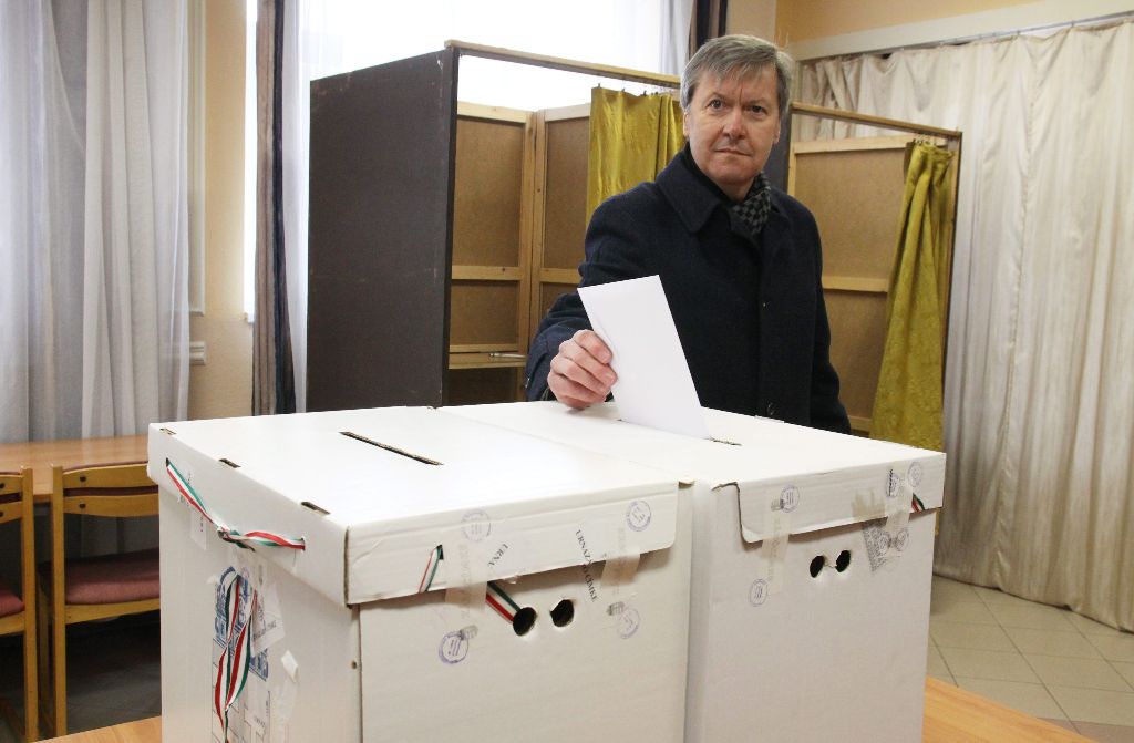 Némedi Lajos, a Fidesz-KDNP jelöltje leadja szavazatát az idõközi országgyûlési választáson Veszprém megye 1-es számú országgyûlési egyéni választókerületében, a Táncsics Mihály Szakközépiskolában kialakitott szavazókörben 2015. február 22-én. MTI Fotó: Nagy Lajos