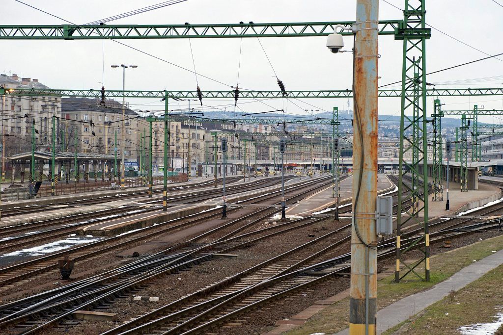 Üres vágányok a Déli pályaudvaron 2015. február 1-jén. A pályaudvarra nem közlekedhetnek vonatok, miután január 31-én este újabb kövek estek a vágányra és tovább csúszott a támfal földje a Déli és a Kelenföldi pályaudvarok közötti alagútnál. MTI Fotó: Lakatos Péter