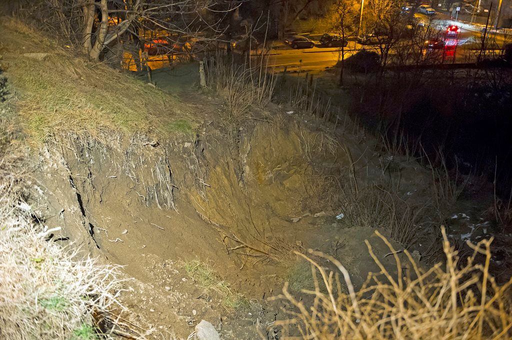Leszakadt támfal Budapesten, a Déli pályaudvar alagútja felett átvezetõ Csukló utcánál 2015. január 31-én este. A pályaudvarra nem közlekedhetnek vonatok, miután újabb kövek estek le a vágányra és tovább csúszott a támfal földje a Déli és a Kelenföldi pályaudvarok közötti alagútnál. MTI Fotó: Lakatos Péter