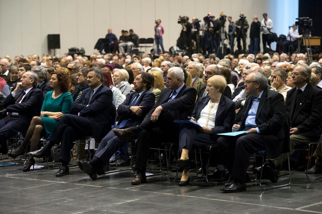 Az elsõ sorban balról Niedermüller Péter, Vadai Ágnes és Debreczeni József alelnökök, Czinege Imre, az Etikai Bizottság elnöke, Kolber István, az Országos Tanács elnöke, Kósáné Kovács Magda párttag, korábbi szocialista európai parlamenti képviselõ, valamint Avarkeszi Dezsõ elnökségi tag a Demokratikus Koalíció (DK) tisztújító kongresszusán a fõvárosi Hungexpo egyik csarnokában 2015. február 21-én. MTI Fotó: Koszticsák Szilárd