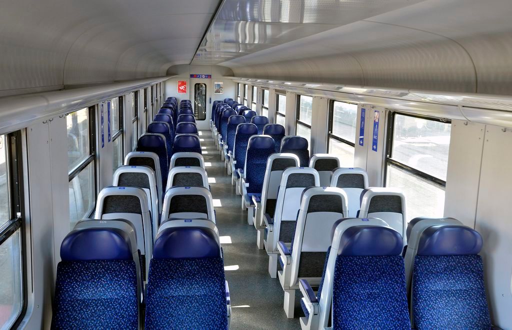 Ausztriából használtan vásárolt vasúti személykocsi utastere a szolnoki jármûjavítóban 2015. február 18-án. A MÁV-START negyvenkilenc Schlieren Bmpz-l sorozatú személykocsit és hat Bmpz-f sorozatú kompatibilis vezérlõkocsit vásárolt az Osztrák Vasúttársaságtól (ÖBB). A kocsikat felújítás után, tavasztól állítják a miskolci térséget kiszolgáló regionális és távolsági forgalomba. MTI Fotó: Máthé Zoltán