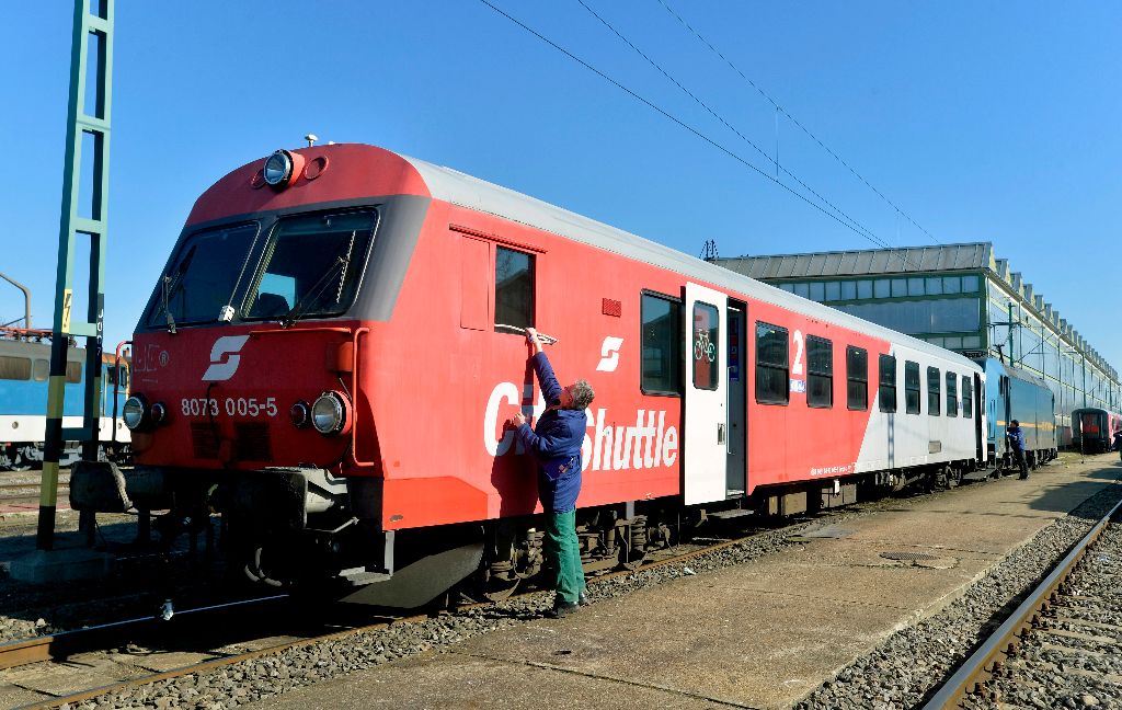 Ausztriából használtan vásárolt vasúti vezérlõkocsi a szolnoki jármûjavítóban 2015. február 18-án. A MÁV-START negyvenkilenc Schlieren Bmpz-l sorozatú személykocsit és hat Bmpz-f sorozatú kompatibilis vezérlõkocsit vásárolt az Osztrák Vasúttársaságtól (ÖBB). A kocsikat felújítás után, tavasztól állítják a miskolci térséget kiszolgáló regionális és távolsági forgalomba. MTI Fotó: Máthé Zoltán