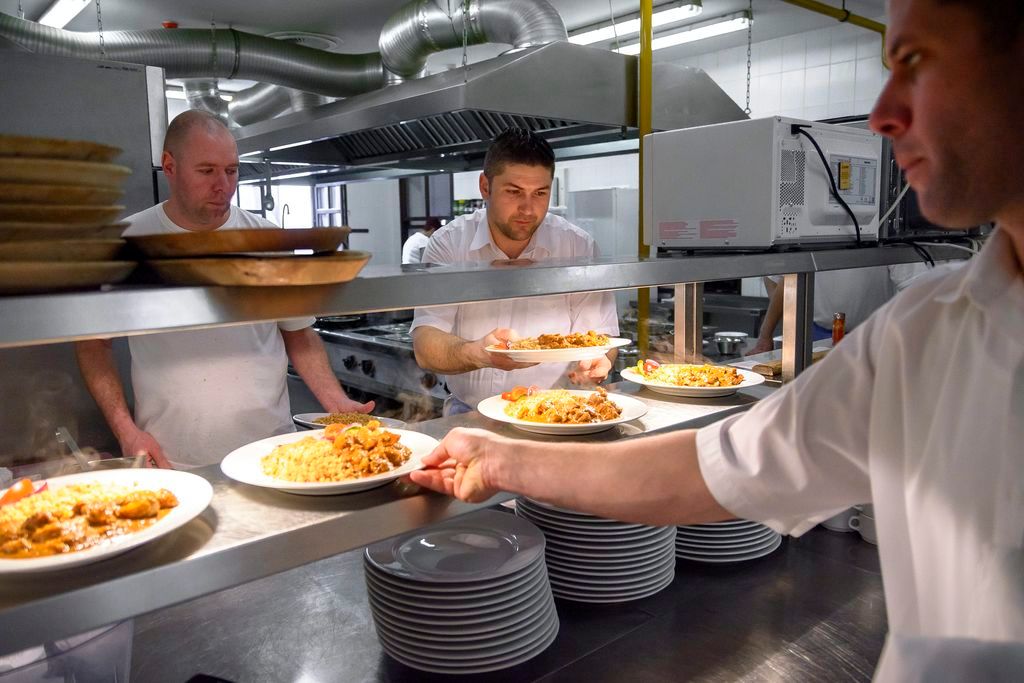 Szakácsok dolgoznak a Hortobágyi Csárda konyháján a Torkos csütörtök akció napján, 2015. február 19-én. Az elmúlt tíz évben az akció elindulása óta országszerte közel másfélmillióan tértek be a részt vevõ éttermek valamelyikébe a Torkos csütörtökön. MTI Fotó: Czeglédi Zsolt