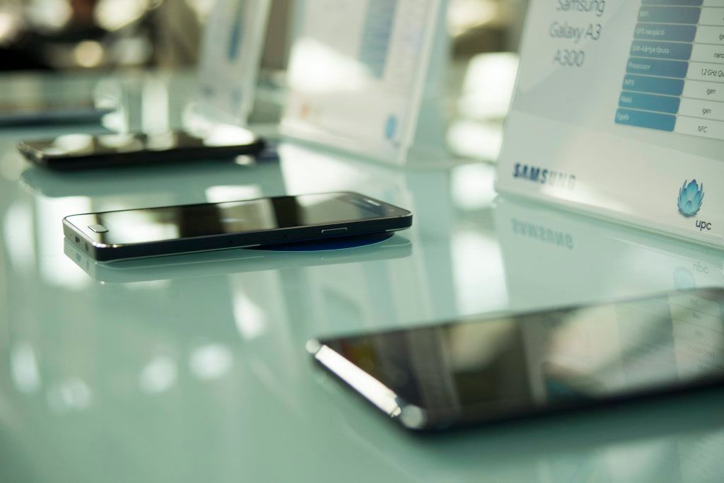 Mobiltelefonok a UPC Mobil legújabb szolgáltatásairól tartott sajtótájékoztatón a Bálna kereskedelmi, kulturális, szórakoztató és vendéglátó centrumban 2015. március 9-én. A cég korlátlan adatforgalmat tartalmazó új mobil díjcsomagokat mutatott be a sajtótájékoztatón. MTI Fotó: Balogh Zoltán