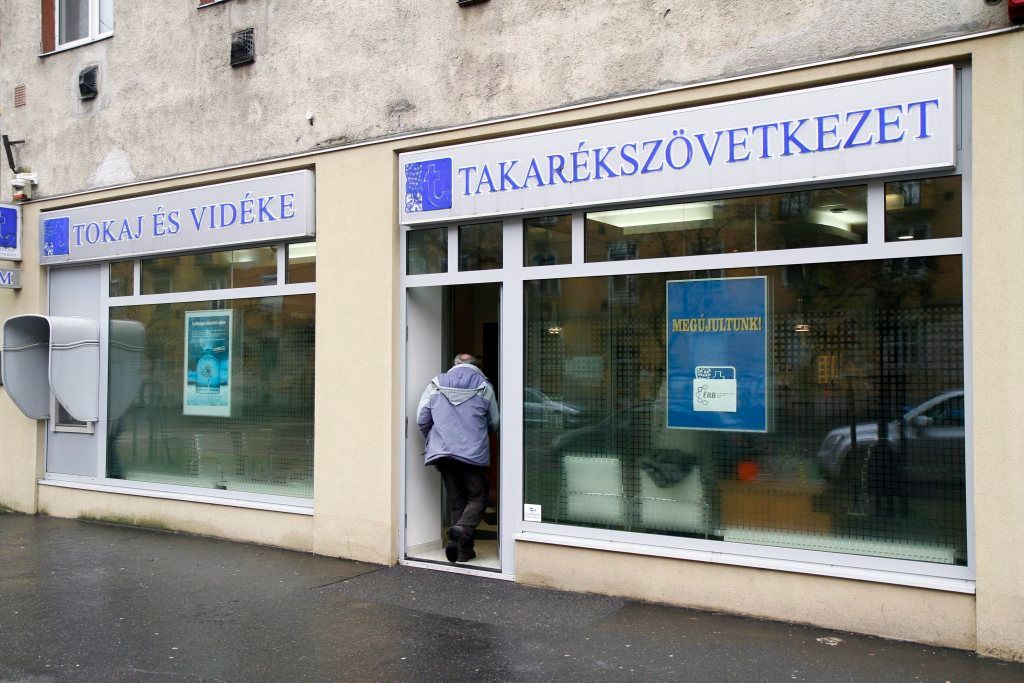 Ügyfél megy be az Észak-magyarországi Regionális Bank (ÉRB) Zrt. miskolci bankfiókjába 2015. február 27-én. A Magyar Nemzeti Bank több évtizedes visszaélés-sorozatot gyanít a Buda-Cash Brókerháznál, ezért február 24-én azonnali hatállyal felfüggesztette mûködési engedélyét, és a brókerházzal összefüggésbe hozható Dél-Dunántúli Regionális Bank (DRB) bankcsoporthoz tartozó négy banknál, így az ÉRB-nél is korlátozó intézkedéseket rendelt el. MTI Fotó: Vajda János