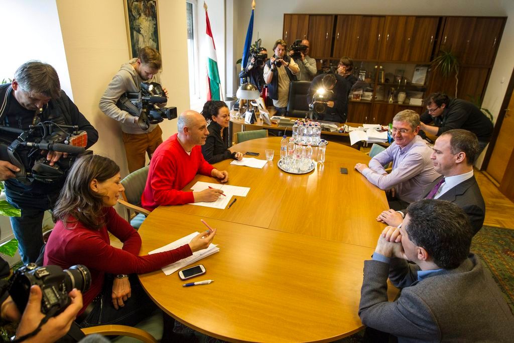 Bõsz Anett, a Magyar Liberális Párt (MLP) ügyvivõje (b), Tóbiás József, az MSZP elnöke, a megbeszélés kezdeményezõje (b2), Szabó Tímea, a PM társelnöke (b3), Gyurcsány Ferenc, a DK elnöke (j3), Szigetvári Viktor, az Együtt társelnöke (j2) és Schiffer András, az LMP társelnöke (j) a Quaestor-ügyben tartott egyeztetésen az Országgyûlés Irodaházában, az MSZP irodájában 2015. március 26-án. MTI Fotó: Szigetváry Zsolt