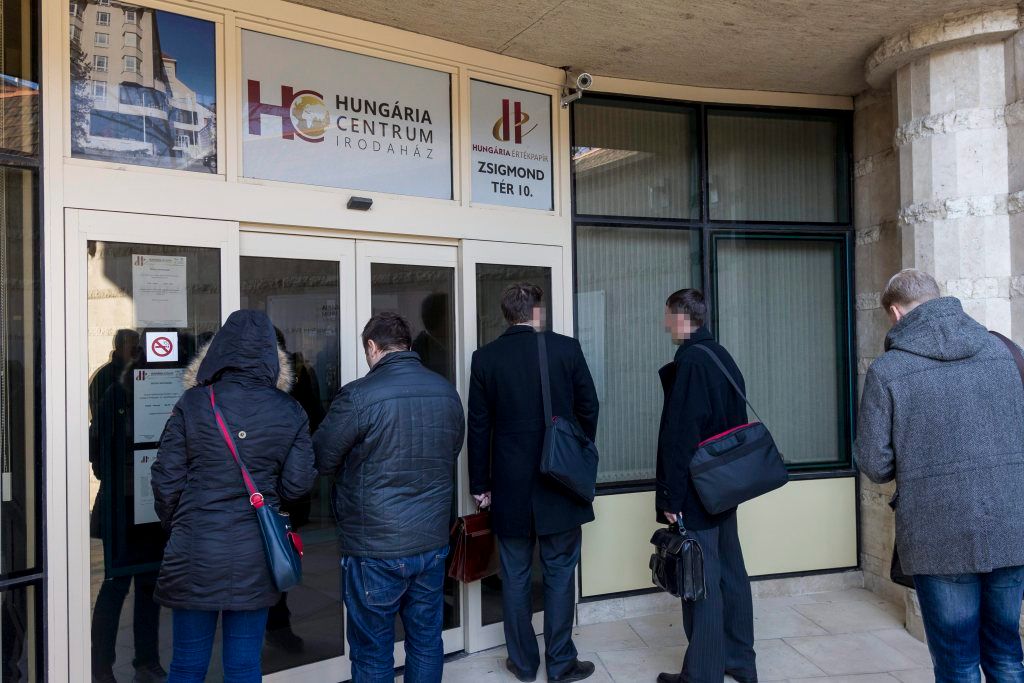 A Hungária Értékpapír Zrt. irodája Budapesten, a II. kerületi Zsigmond téren, a Hungária Centrum Irodaházban 2015. március 6-án. A Magyar Nemzeti Bank (MNB) a társaságnál észlelt szabálytalanságok miatt március 5-én este részlegesen felfüggesztette a Hungária Értékpapír Zrt. tevékenységi engedélyét, felügyeleti biztost rendelt ki a céghez és büntetõ feljelentést is tett az illetékes rendõr-fõkapitányságon. MTI Fotó: Szigetváry Zsolt