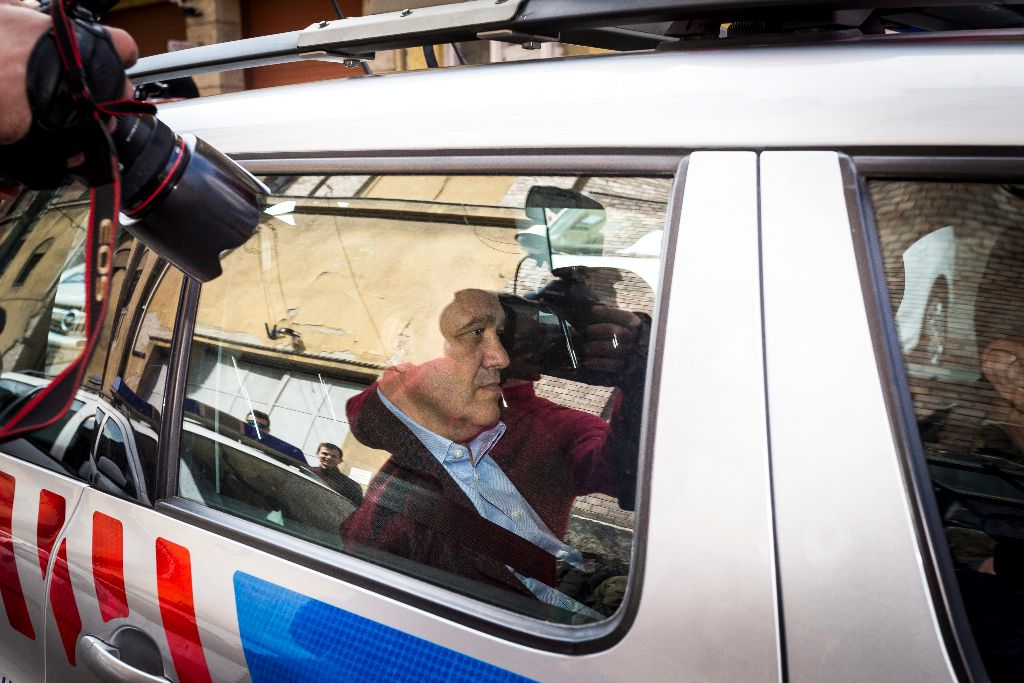 A Quaestor-cégcsoport elnök-vezérigazgatóját, Tarsoly Csabát szállítják el egy rendõrautóval a Fõvárosi Fõügyészség Fõ utcai épületébõl 2015. március 28-án. Március 29-re halasztották a döntést arról, hogy elõzetes letartóztatásba helyezzék-e a Quaestor-ügyben õrizetbe vetteket. A rendõrök március 26-án csalás bûntettének megalapozott gyanúja miatt vettek õrizetbe három embert, köztük Tarsoly Csabát. MTI Fotó: Szigetváry Zsolt