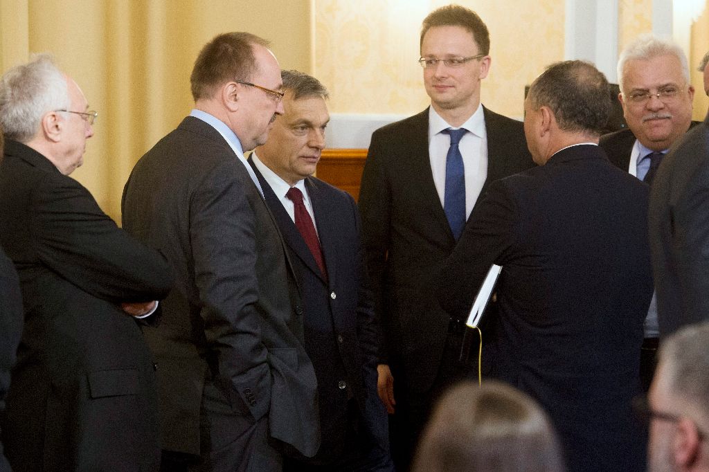 Orbán Viktor miniszterelnök (b3) résztvevõkkel beszélget a Külgazdasági és Külügyminisztériumban (KKM) rendezett kétnapos rendkívüli külképviselet-vezetõi értekezlet elsõ napján, 2015. március 9-én. A kormányfõ mellett Németh Zsolt, az Országgyûlés külügyi bizottságának fideszes elnöke (b2) és Szijjártó Péter külgazdasági és külügyminiszter (b4), jobbról Paczolay Péter római nagykövet. MTI Fotó: Koszticsák Szilárd