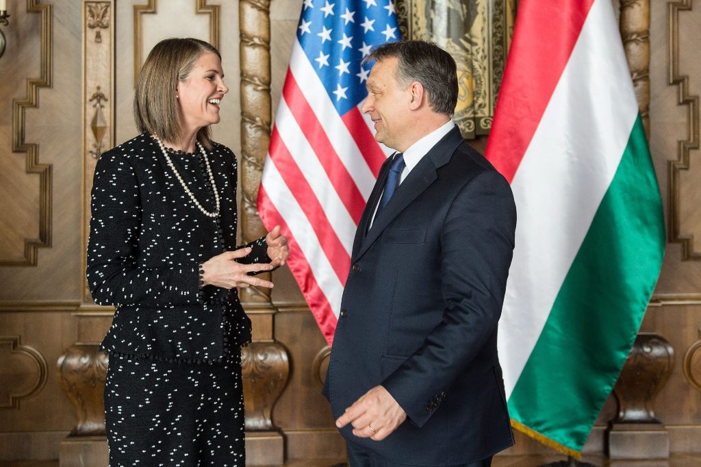 A Miniszterelnöki Sajtóiroda által közzétett képen Orbán Viktor miniszterelnök kormányfõ fogadja Colleen Bellt, az Egyesült Államok budapesti nagykövetét a Parlamentben 2015. március 17-én. MTI Fotó: Miniszterelnöki Sajtóiroda / Botár Gergely