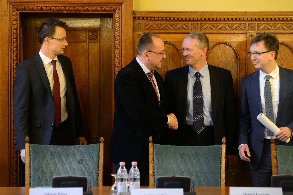 Szijjártó Péter külgazdasági és külügyminiszter, Németh Zsolt, a testület elnöke, Siklósi Péter, a Honvédelmi Minisztérium helyettes államtitkára és Benkõ Levente, a Külgazdasági és Külügyminisztérium helyettes államtitkára (b-j) érkezik az Országgyûlés külügyi bizottságának ülésére az Országházban 2015. március 17-én. MTI Fotó: Soós Lajos