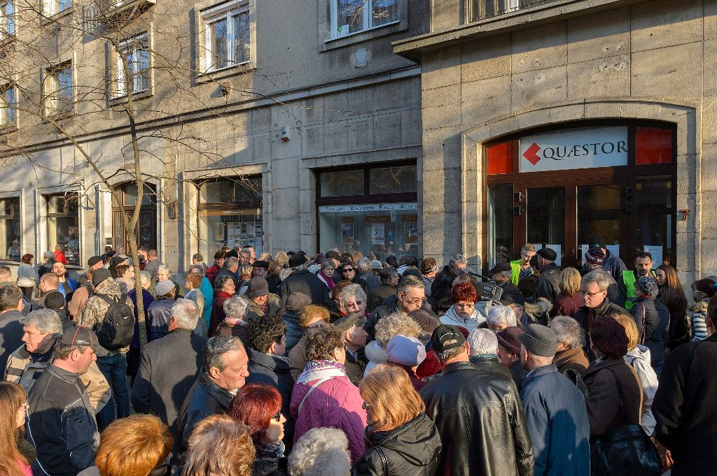 Quaestor-károsultak demonstrációja a brókercég debreceni fiókja elõtt 2015. március 20-án. A Magyar Nemzeti Bank (MNB) március 10-én felfüggesztette a Quaestor Értékpapír Zrt. tevékenységi engedélyét és felügyeleti biztost rendelt ki a brókercéghez, miután célvizsgálata során a társaságnál szabálytalanságokat észlelt. Az elõzõ napon a Quaestor Financial Hrurira Kft. öncsõdöt jelentett. MTI Fotó: Czeglédi Zsolt