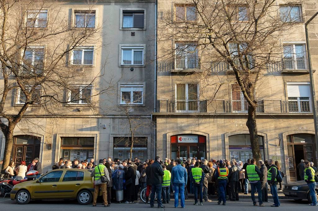 Quaestor-károsultak demonstrációja a brókercég debreceni fiókja elõtt 2015. március 20-án. A Magyar Nemzeti Bank (MNB) március 10-én felfüggesztette a Quaestor Értékpapír Zrt. tevékenységi engedélyét és felügyeleti biztost rendelt ki a brókercéghez, miután célvizsgálata során a társaságnál szabálytalanságokat észlelt. Az elõzõ napon a Quaestor Financial Hrurira Kft. öncsõdöt jelentett. MTI Fotó: Czeglédi Zsolt