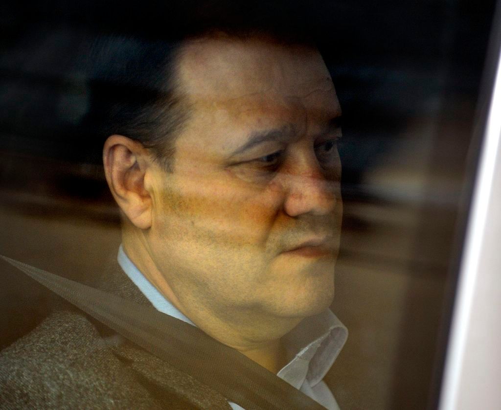 A Quaestor-cégcsoport elnök-vezérigazgatója, Tarsoly Csaba érkezik egy rendõrautóban ülve a Fõvárosi Fõügyészség Fõ utcai épületébe 2015. március 29-én. Erre a napra halasztották a döntést arról, hogy elõzetes letartóztatásba helyezzék-e a Quaestor-ügyben õrizetbe vetteket. A rendõrök március 26-án csalás bûntettének megalapozott gyanúja miatt vettek õrizetbe három embert, köztük, Tarsoly Csabát. MTI Fotó: Máthé Zoltán