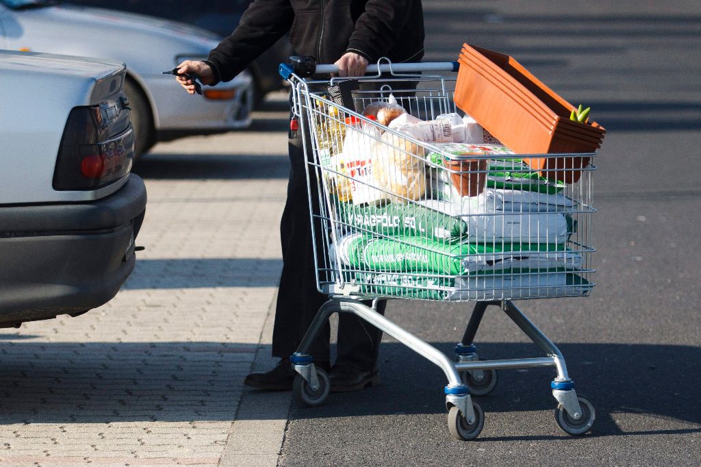 Vásárló a nagykanizsai Tesco áruház parkolójában 2015. március 8-án. Ez az utolsó hétvége, amelynek vasárnapján még korlátozás nélkül nyitva tarthatnak az üzletek. Az Országgyûlés 2014. december 16-án szavazta meg a vasárnapi pihenõnap bevezetését, így március 15-tõl vasárnap már nem lehet dolgoztatni az alkalmazottakat a kereskedelemben, pihenõnap jár nekik. A 200 négyzetméternél kisebb üzletek azonban kinyithatnak a hét utolsó napján is, ha csak a tulajdonos vagy családtagja dolgozik benne. MTI Fotó: Varga György