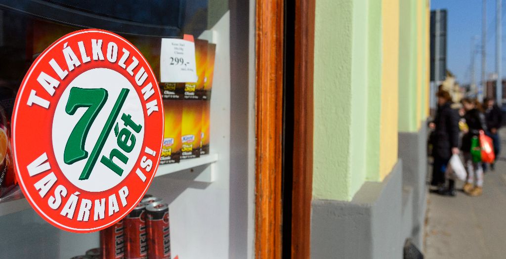 Felirat egy debreceni Reál-élelmiszerbolt kirakatán, a Széchenyi utcában 2015. március 7-én. Ez az utolsó hétvége, amelynek vasárnapján még korlátozás nélkül nyitva tarthatnak az üzletek. Az Országgyûlés 2014. december 16-án szavazta meg a vasárnapi pihenõnap bevezetését, így március 15-tõl vasárnap már nem lehet dolgoztatni az alkalmazottakat a kereskedelemben, pihenõnap jár nekik. A 200 négyzetméternél kisebb üzletek azonban kinyithatnak a hét utolsó napján is, ha csak a tulajdonos vagy családtagja dolgozik benne. MTI Fotó: Czeglédi Zsolt