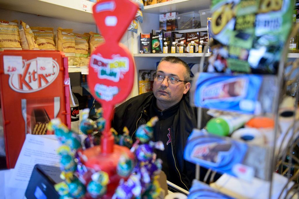 Balázs Gábor tulajdonos salgótarjáni élelmiszerboltjában 2015. március 8-án. Az üzlet továbbra is nyitva tart vasárnaponként is. Ez az utolsó hétvége, amelynek vasárnapján még korlátozás nélkül nyitva tarthatnak az üzletek. Az Országgyûlés 2014. december 16-án szavazta meg a vasárnapi pihenõnap bevezetését, így március 15-tõl vasárnap már nem lehet dolgoztatni az alkalmazottakat a kereskedelemben, pihenõnap jár nekik. A 200 négyzetméternél kisebb üzletek azonban kinyithatnak a hét utolsó napján is, ha csak a tulajdonos vagy családtagja dolgozik benne. MTI Fotó: Komka Péter