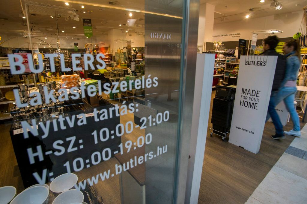 Vevõk érkeznek a Butlers lakásfelszerelési üzletbe a budapesti Corvin Plázában 2015. március 8-án. Ez az utolsó hétvége, amelynek vasárnapján még korlátozás nélkül nyitva tarthatnak az üzletek. Az Országgyûlés 2014. december 16-án szavazta meg a vasárnapi pihenõnap bevezetését, így március 15-tõl vasárnap már nem lehet dolgoztatni az alkalmazottakat a kereskedelemben, pihenõnap jár nekik. A 200 négyzetméternél kisebb üzletek azonban kinyithatnak a hét utolsó napján is, ha csak a tulajdonos vagy családtagja dolgozik benne. MTI Fotó: Balogh Zoltán