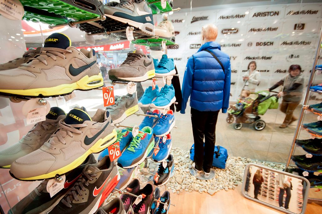 Bolt kirakata a gyõri Árkádban 2015. március 8-án. Az üzletközpont jövõ vasárnap már nem lesz nyitva. Ez az utolsó hétvége, amelynek vasárnapján még korlátozás nélkül nyitva tarthatnak az üzletek. Az Országgyûlés 2014. december 16-án szavazta meg a vasárnapi pihenõnap bevezetését, így március 15-tõl vasárnap már nem lehet dolgoztatni az alkalmazottakat a kereskedelemben, pihenõnap jár nekik. A 200 négyzetméternél kisebb üzletek azonban kinyithatnak a hét utolsó napján is, ha csak a tulajdonos vagy családtagja dolgozik benne. MTI Fotó: Krizsán Csaba