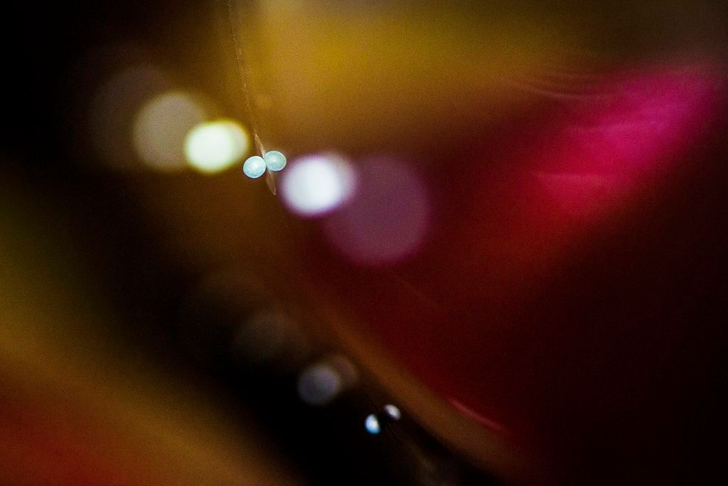 Csávázószerrel és egyéb vivõanyagokkal bevont Virginia típusú dohánymagok egy vákuumos magadagolóban a Petri Mezõgazdasági és Szolgáltató Szövetkezet telephelyén Pócspetriben 2015. március 20-án. A szövetkezetben a dohányszezon kezdeteként mintegy 25,5 millió magot vetnek el az erre kialakított 150 ezer tálcába. Az ebbõl kikelt húszmillió palánta ezer hektárra, a magyarországi termõterület egyötödére lesz elég. MTI Fotó: Balázs Attila