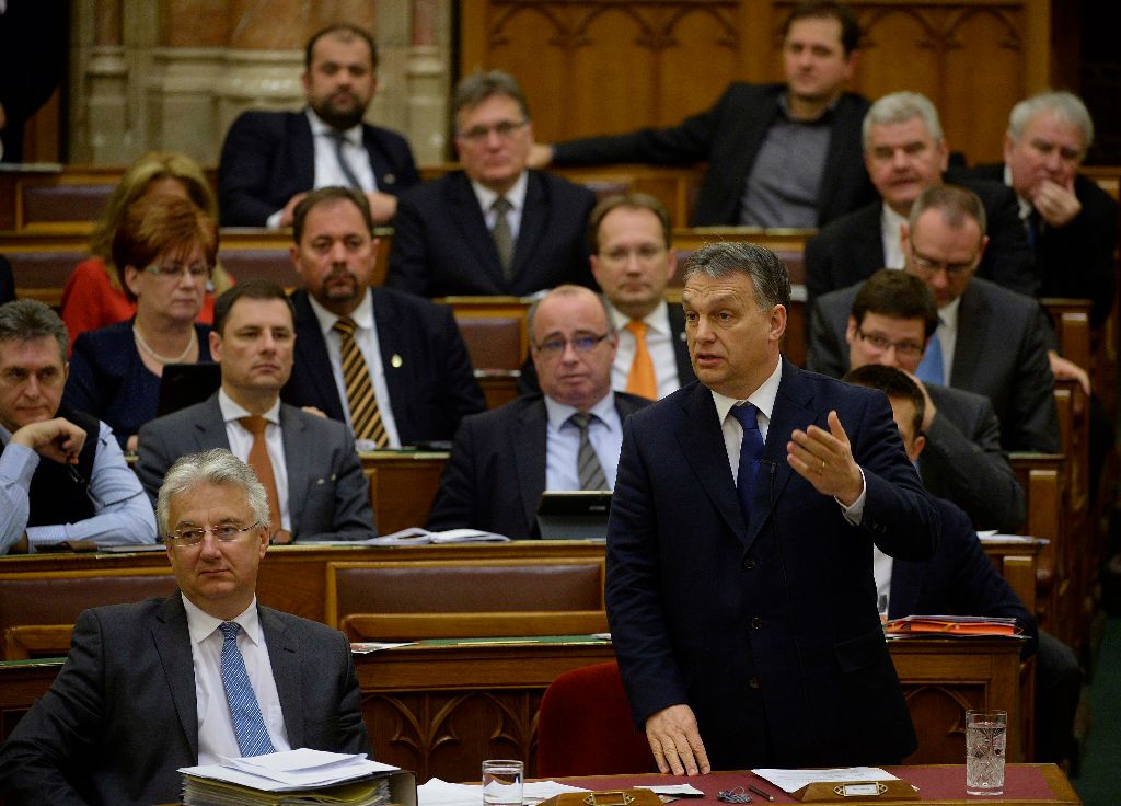 Orbán Viktor miniszterelnök képviselõi kérdésre válaszol az Országgyûlés plenáris ülésén 2015. március 2-án. Az ellenzék Simicska Lajos nagyvállalkozó kijelentéseirõl, Vlagyimir Putyin orosz elnök budapesti koszorúzásáról, továbbá a gazdasági adatokról, a külföldön munkát vállaló magyarokról és egy földpályázatról is kérdezte Orbán Viktor kormányfõt. Balról Semjén Zsolt nemzetpolitikáért felelõs miniszterelnök-helyettes. MTI Fotó: Bruzák Noémi