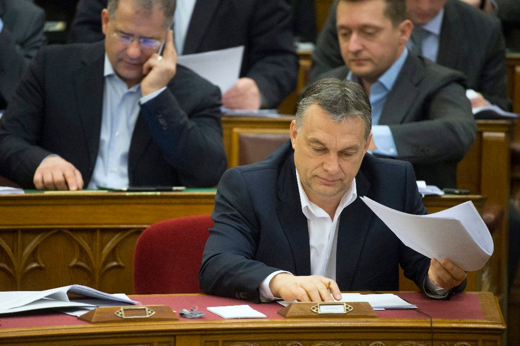 Orbán Viktor miniszterelnök szavaz az Országgyûlés plenáris ülésén 2015. március 3-án. Mögötte Kósa Lajos, a Fidesz frakcióvezetõ-helyettese (b) és Rogán Antal, a Fidesz frakcióvezetõje. MTI Fotó: Koszticsák Szilárd