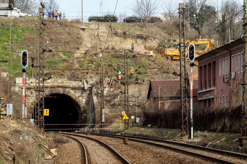 A Déli pályaudvar alagútjának Csukló utca felõli bejárata 2015. március 5-én. A MÁV Zrt. kommunikációs igazgatóságának közlése szerint megkezdõdött a Déli pályaudvarra vezetõ alagút bejárata melletti-feletti támfal és rézsû ideiglenes helyreállítása. A kivitelezés legkésõbb április közepéig tarthat. MTI Fotó: Szigetváry Zsolt