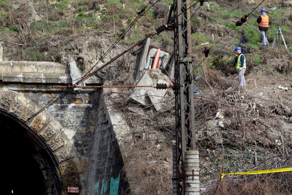 A Déli pályaudvar alagútjának Csukló utca felõli bejárata 2015. március 5-én. A MÁV Zrt. kommunikációs igazgatóságának közlése szerint megkezdõdött a Déli pályaudvarra vezetõ alagút bejárata melletti-feletti támfal és rézsû ideiglenes helyreállítása. A kivitelezés legkésõbb április közepéig tarthat. MTI Fotó: Szigetváry Zsolt