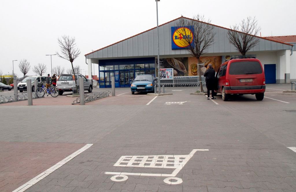 A Lidl Magyarország Kereskedelmi Kft. szerencsi üzletének kirakata 2015. március 22-én. A világörökségi területnek számító Tokaj-hegyaljai borvidék három településén, Sátoraljaújhelyen, Tarcalon és Szerencsen vasárnap is kinyit több üzlet. MTI Fotó: Vajda János