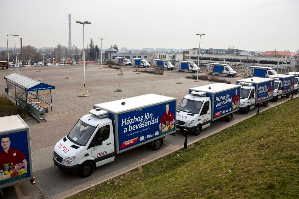 Termékek házhozszállításához használt teherautók sorakoznak a vasárnap zárva tartó bécsi úti Tesco áruháznál Budapesten 2015. március 22-én. MTI Fotó: Mohai Balázs