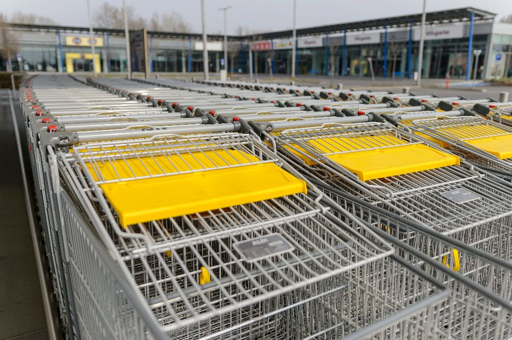 Bevásárlókocsik a vasárnap zárva tartó debreceni Park Center bevásárlóparknál 2015. március 22-én. MTI Fotó: Czeglédi Zsolt