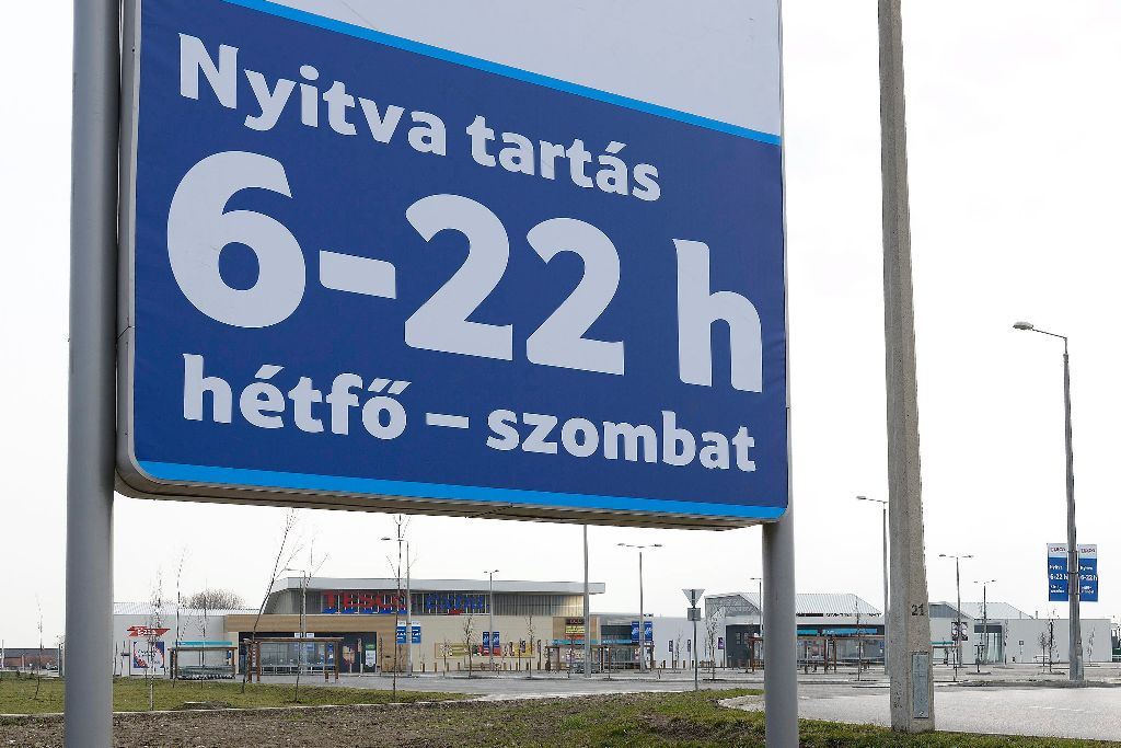 Üres parkoló a vasárnap zárva tartó mikepércsi úti Tesco áruháznál Debrecenben 2015. március 22-én. MTI Fotó: Czeglédi Zsolt