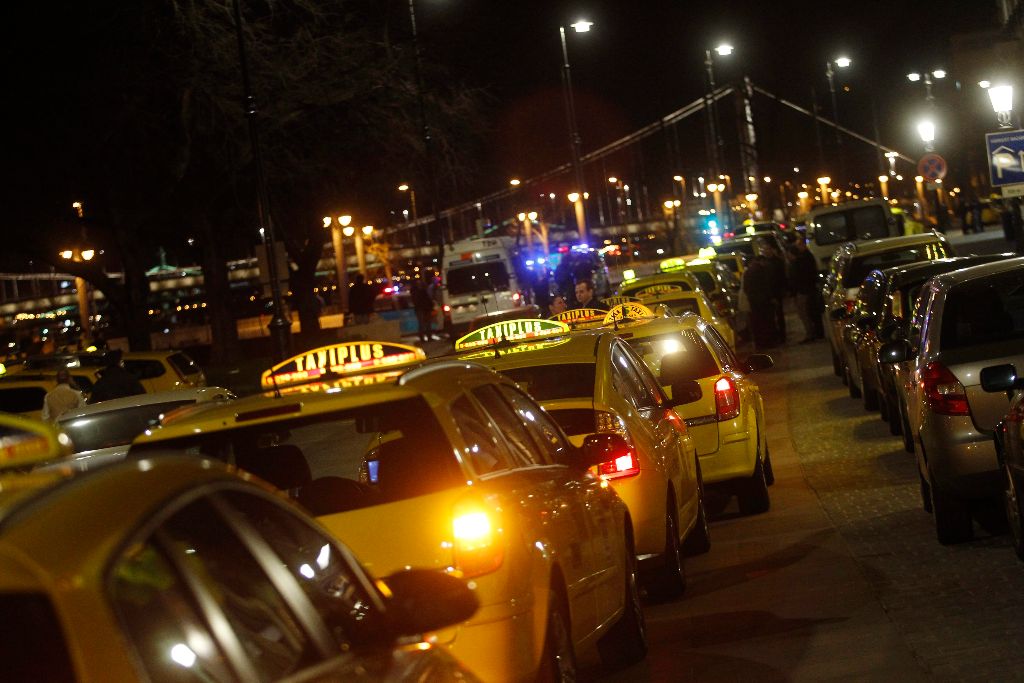 Taxisok demonstrálnak az Uber ellen Budapesten