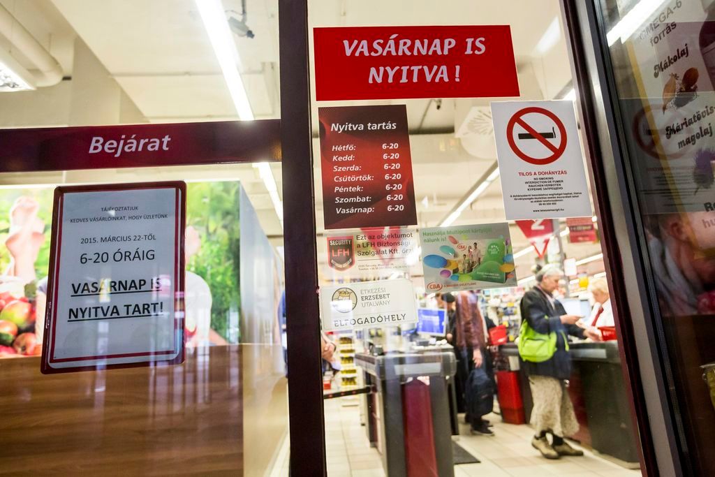 Egy vasárnap is nyitva tartó CBA üzlet a Fény utcai piac bezárt boltjai között 2015. március 22-én. MTI Fotó: Mohai Balázs