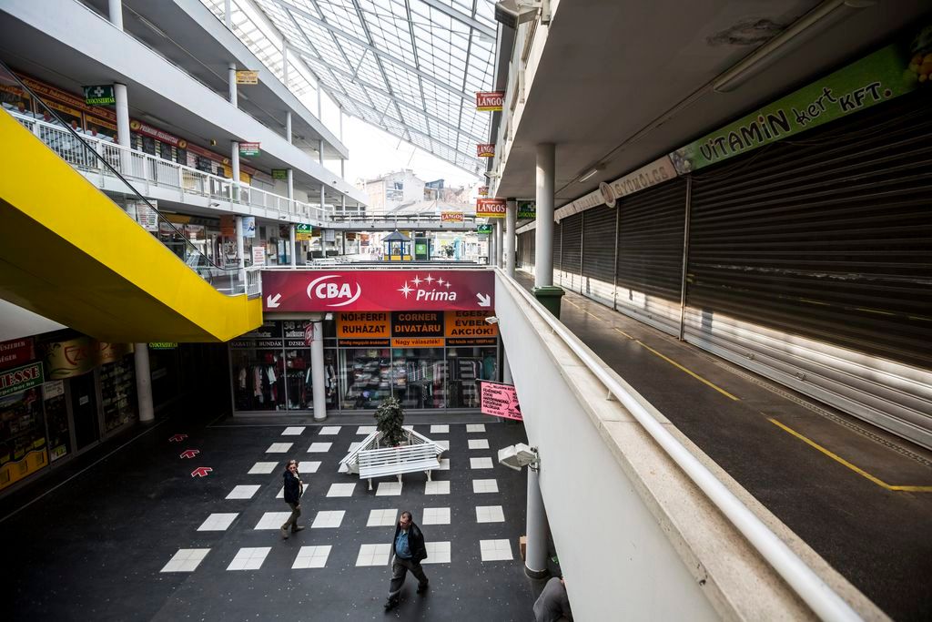 Egy vasárnap is nyitva tartó CBA üzlet a Fény utcai piac bezárt boltjai között 2015. március 22-én. MTI Fotó: Mohai Balázs