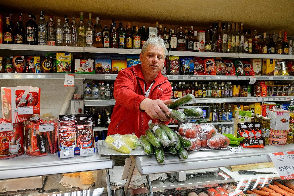 Rácz Zsolt zöldséget pakol ki a pultra a vasárnap is nyitva tartó Széchenyi utcai boltjában Debrecenben 2015. március 22-én. MTI Fotó: Czeglédi Zsolt
