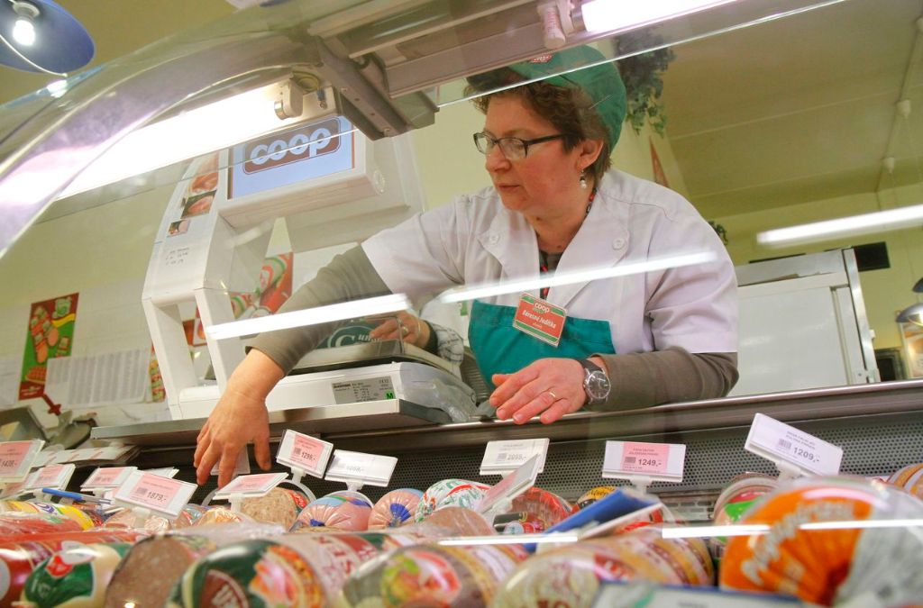 Béres Tiborné eladó dolgozik a csemegepultban az Uni Coop élelmiszerlánc szerencsi üzletében 2015. március 22-én. A világörökségi területnek számító Tokaj-hegyaljai borvidék három településén, Sátoraljaújhelyen, Tarcalon és Szerencsen vasárnap is kinyitnak az Uni Coop boltjai. MTI Fotó: Vajda János