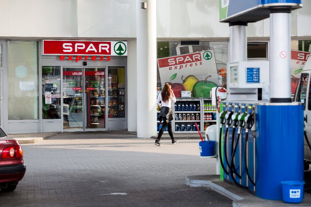 Vasárnap is nyitva tartó Spar Express üzlet egy OMW benzinkúton a budapesti Hungária körúton 2015. március 22-én. MTI Fotó: Mohai Balázs