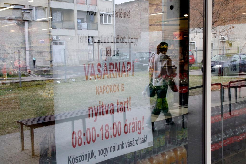 A Spar Magyarország Kereskedelmi Kft. szerencsi üzletének kirakata 2015. március 22-én. A világörökségi területnek számító Tokaj-hegyaljai borvidék három településén, Sátoraljaújhelyen, Tarcalon és Szerencsen vasárnap is kinyit több üzlet. MTI Fotó: Vajda János