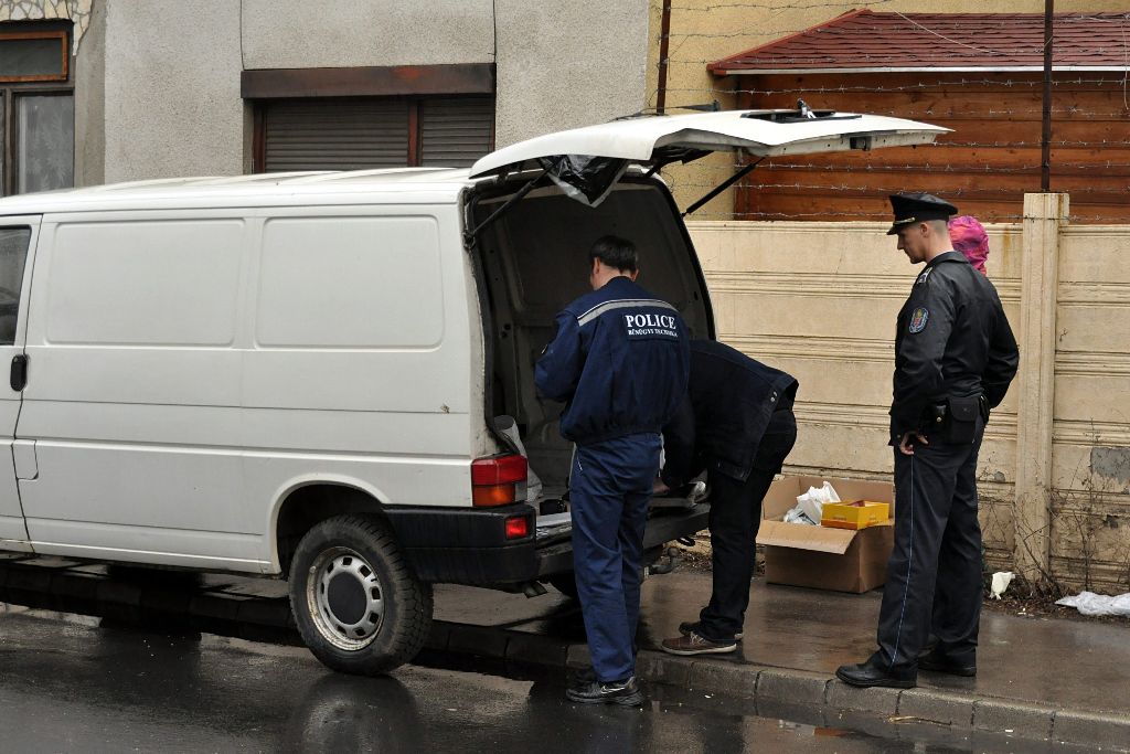 Rendõrök helyszínelnek Budapesten, a XV. kerületben, ahol egy férfi egy furgonba tuszkolt egy fiatal nõt 2015. március 31-én. A rendõrség elfogta támadót, az ügyben személyi szabadság megsértésének gyanúja miatt indult nyomozás. MTI Fotó: Lakatos Péter