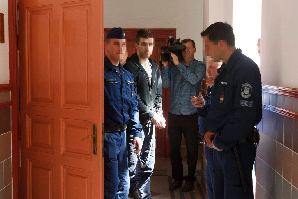 A zalaegerszegi emberölés gyanúsítottját vezetik a Zala Megyei Törvényszéken 2015. április 14-én. A gyanú szerint a férfi megölt egy 18 éves lányt 2015. április 11-én éjjel. A bíróság a gyanúsítottat elõzetes letartóztatásba helyezte. MTI Fotó: Varga György