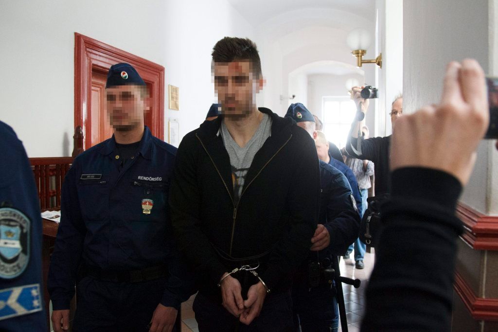 A zalaegerszegi emberölés gyanúsítottját vezetik a Zala Megyei Törvényszéken, ahol döntenek elõzetes letartóztatásáról 2015. április 14-én. A gyanú szerint a férfi megölt egy 18 éves lányt 2015. április 11-én éjjel. MTI Fotó: Varga György