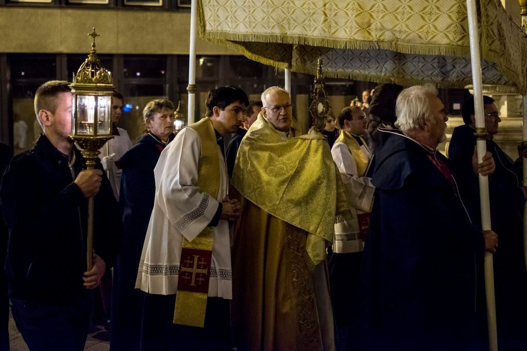 Erdõ Péter bíboros, prímás, esztergom-budapesti érsek a nagyszombati feltámadás-körmeneten Budapesten, a Szent István-bazilika elõtt 2015. április 4-én. MTI Fotó: Marjai János