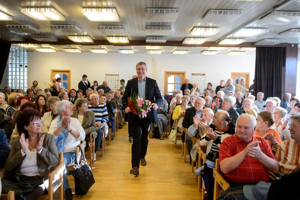 Salgótarján, 2015. április 23. Gyurcsány Ferenc, a Demokratikus Koalíció (DK) elnöke, volt szocialista miniszterelnök érkezik a salgótarjáni Technika Házában tartott lakossági fórumára 2015. április 23-án. MTI Fotó: Komka Péter