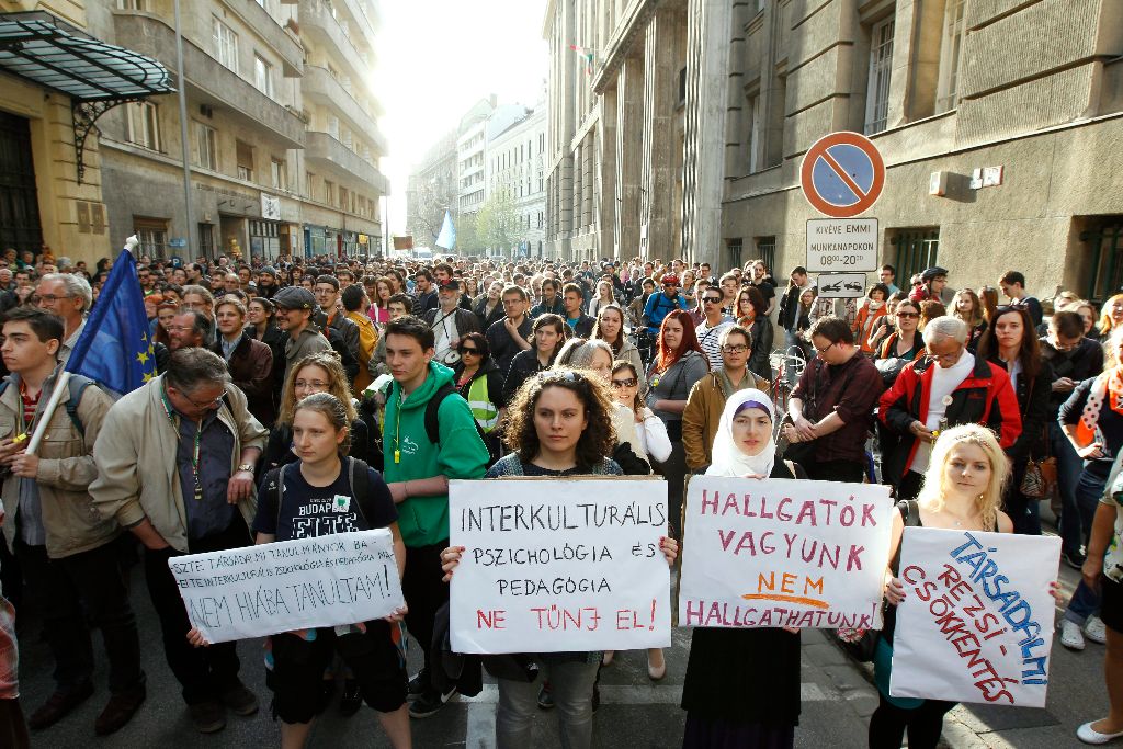 Budapest, 2015. április 22. Az Eötvös Loránd Tudományegyetem Társadalomtudományi Kar (ELTE TáTK) hallgatóinak és oktatóinak, valamint nemzetközi tanulmányok szakos hallgatói érdekképviseletének szervezésében, Továbbra is mi akarjuk eldönteni, mit tanulunk! címmel megrendezett tüntetés résztvevõi az Emberi Erõforrások Minisztériumának Szalay utcai épülete elõtt 2015. április 22-én. MTI Fotó: Szigetváry Zsolt