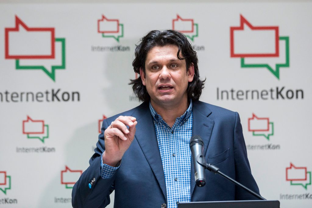 Deutsch Tamás, az internetrõl szóló nemzeti konzultáció elõkészítéséért és lebonyolításáért felelõs miniszterelnöki biztos sajtótájékoztatót tart a fõvárosi Garibaldi bisztróban 2015. árpilis 14-én. Összeállt a konzultáció javasolt 20 témából álló kérdéssora, amelybõl a hónap végére készül kormány-elõterjesztés. MTI Fotó: Mohai Balázs