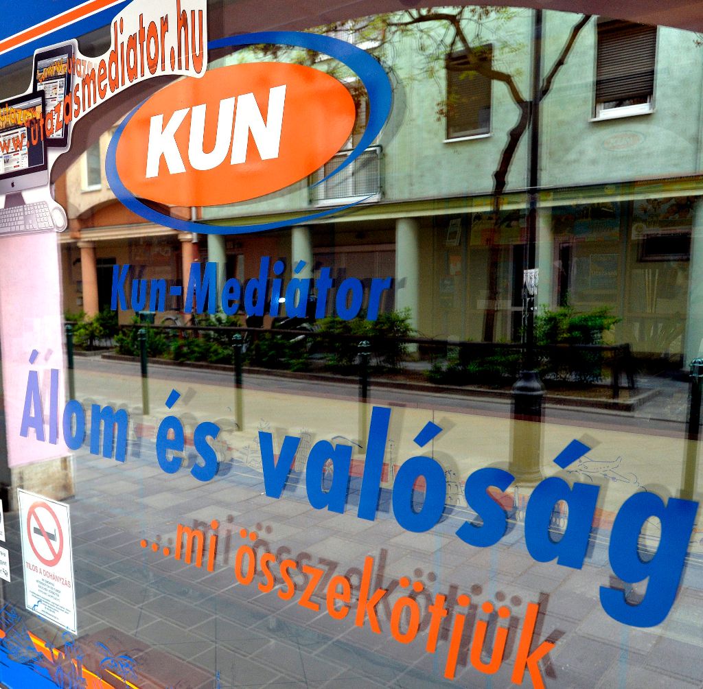 A Kun-Mediátor Szolgáltatói Kft. budapesti fiókja 2015. április 15-én. Mintegy kétmilliárd forint körülire becsülhetõ az az összeg, amely a fõ tevékenységként utazási irodaként mûködõ, de pénzügyi tevékenységet is folytató Kun-Mediátor Szolgáltatói Kft.-nél eltûnhetett. Az ügyben a rendõrség nyomoz, a Magyar Nemzeti Bank (MNB) felügyeleti vizsgálatot indított, és a Nemzetgazdasági Minisztérium (NGM) is vizsgálatot kezdeményezett. MTI Fotó: Máthé Zoltán